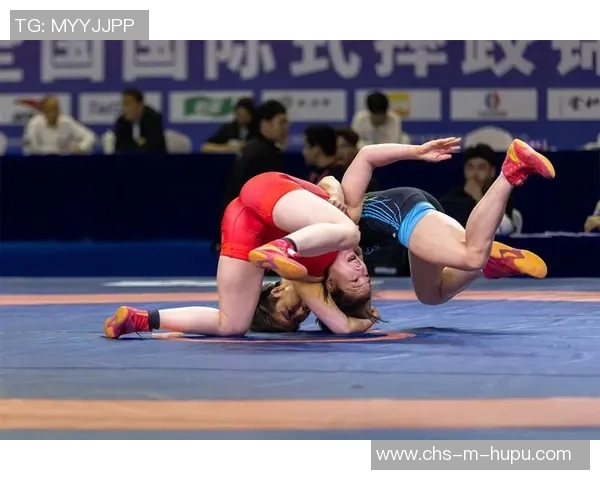 美女与男人的摔跤对决谁能赢得最终胜利引发热议